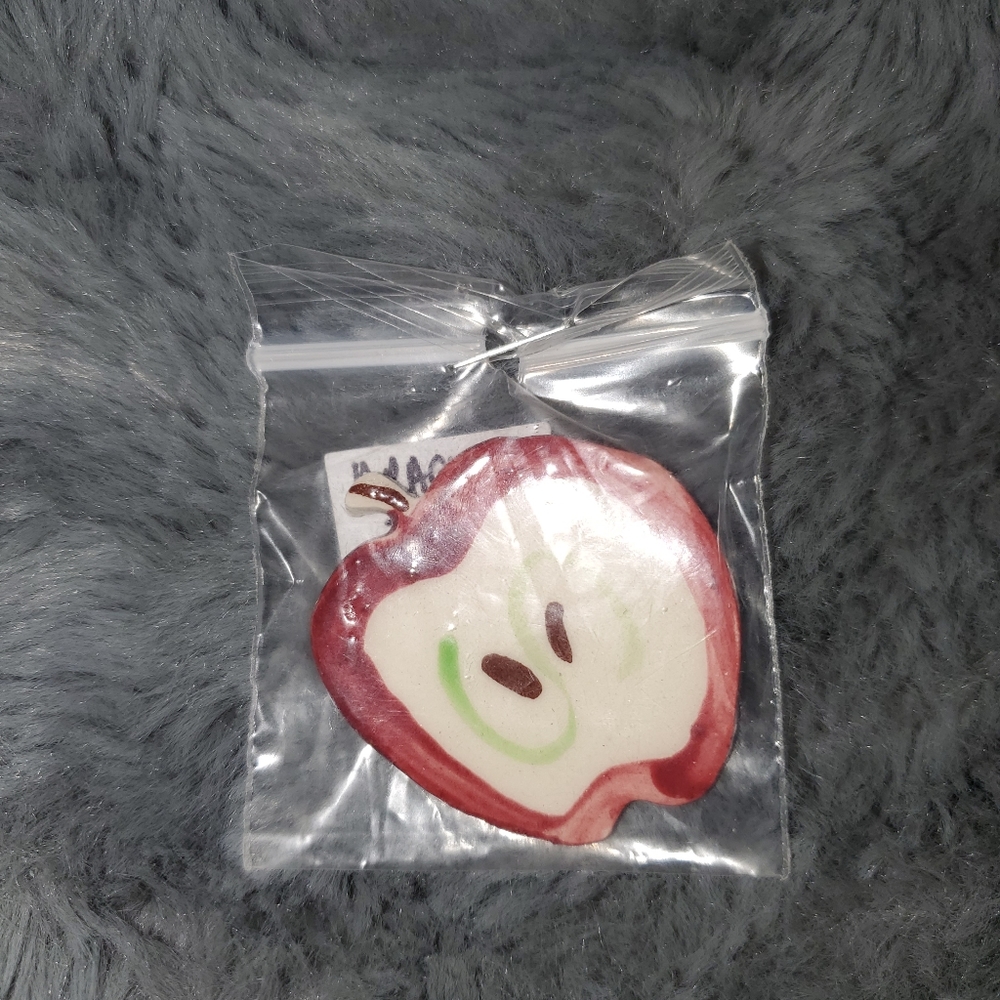 Apple teachers pin